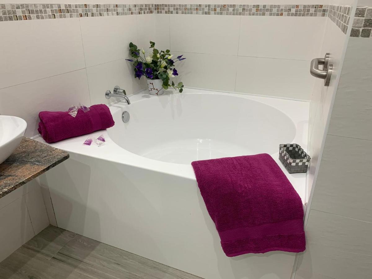 Deluxe Double Room Shower,998896884:JPEG